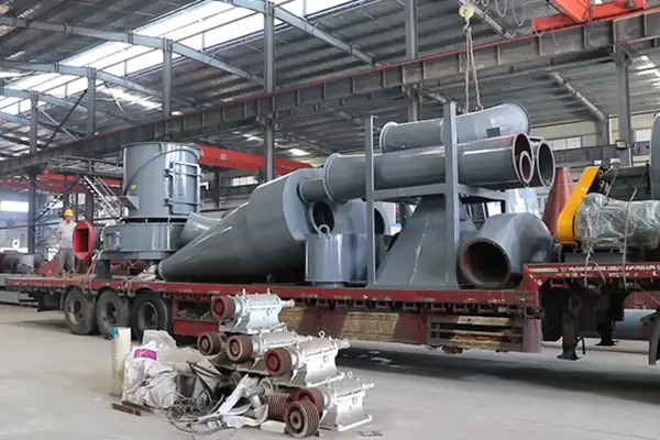 SK5R4128碳化硅磨粉机装车进行中.webp